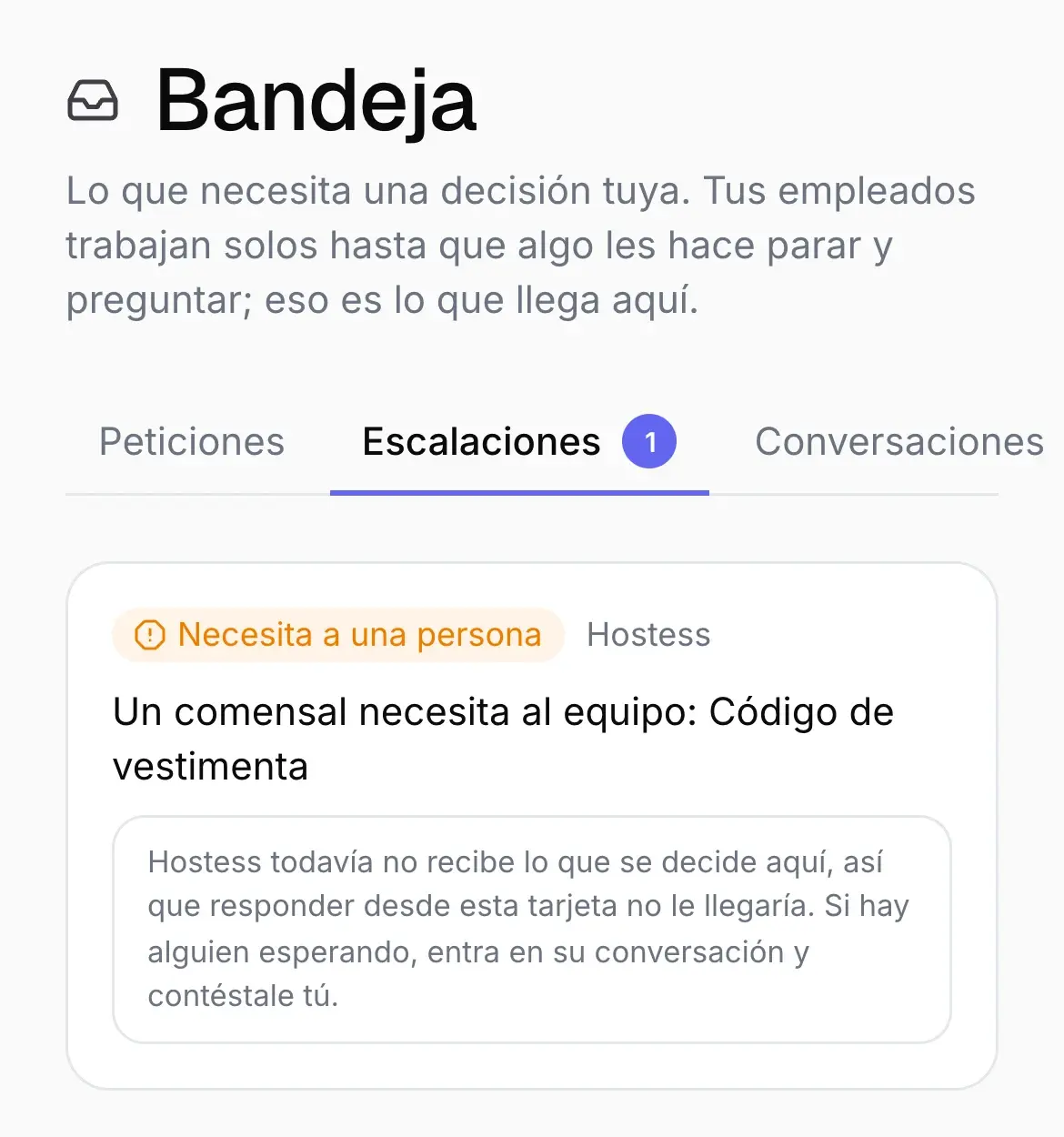 Bandeja de HIRO Platform, pestaña Escalaciones: una tarjeta de Hostess marcada «Necesita a una persona» con el motivo «Un comensal necesita al equipo: Código de vestimenta».